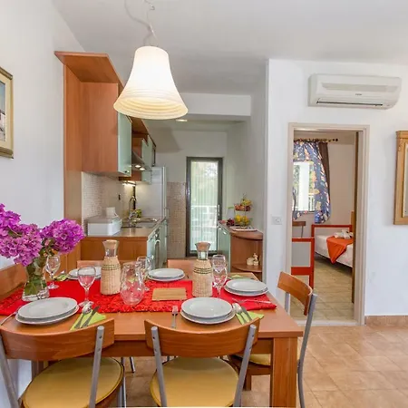 Beachside Villa Marko *