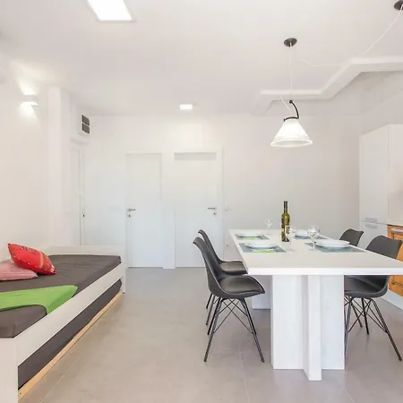Beachside Villa Marko *